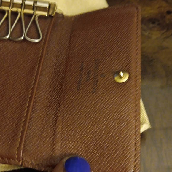 LOUIS VUITTON 4 KEY HOLDER AUTHENTIC - Picture 5 of 11